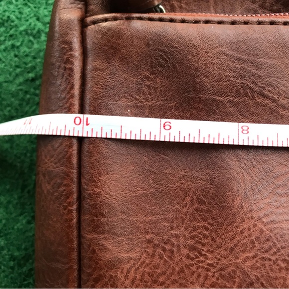 Bueno soft leather crossbody / shoulder bag. Many compartments. Stlyish. - Picture 5 of 9